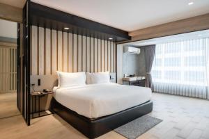 Phòng Deluxe cao cấp có phòng tắm Spa (Premium Deluxe Room with Spa Bath)