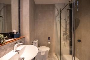 Phòng Có Giường Cỡ King Nhìn Ra Hồ Bơi (King Room with Pool View)