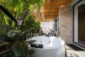 Biệt Thự Có Hồ Bơi Riêng (Villa with Private Pool)