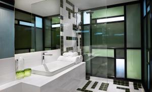Standard - 1 Queen Bed