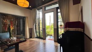 Biệt Thự Nhìn Ra Vườn (Villa with Garden View)