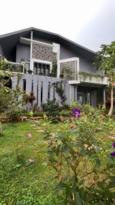 Biệt Thự Nhìn Ra Vườn (Villa with Garden View)