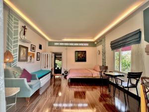 Biệt Thự Nhìn Ra Vườn (Villa with Garden View)