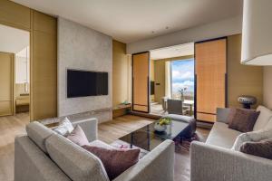 executive grand suite, 1 bedroom larger suite, 1 king, city view, high floor