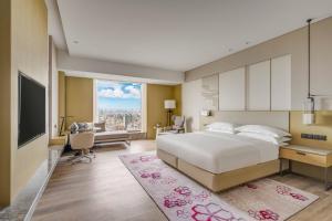 executive deluxe room, guest room, 1 king, city view, high floor