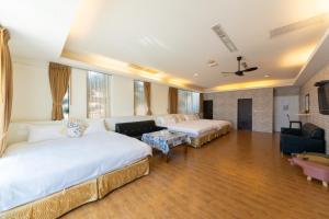 Family Room with 2 Bathrooms