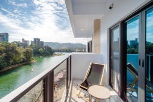 Phòng đôi hướng hồ có sân hiên (Lake View Double Room with Terrace)