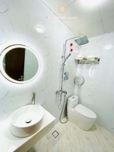 Phòng Giường Đôi Lớn Loại Sang (Deluxe Queen Room)
