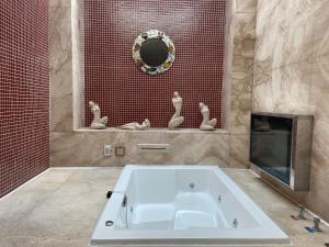 Phòng Có Giường Cỡ Queen Và Bồn Tắm Spa (Queen Room with Spa Bath)