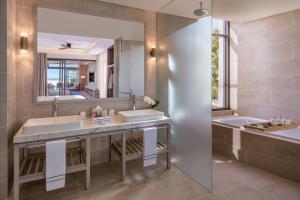 Biệt Thự The Level Cạnh Biển 2 Phòng Ngủ (The Level 2-Bedroom Oceanfront Villa)