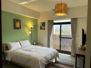 Phòng Giường Đôi Nhìn Ra Núi (Double Room with Mountain View)