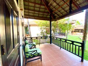 Bungalow với Sân hiên (Bungalow with Patio)