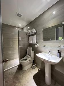 Phòng Deluxe Giường Đôi Có Vòi Sen (Deluxe Double Room with Shower)