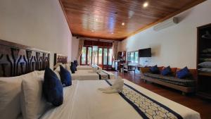Phòng Gia đình Nhìn ra Vườn (Family Room with Garden View)