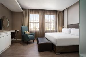 Larger Guest room, 1 King Bed room in Protea Hotel by Marriott Cape Town Waterfront Breakwater Lodge