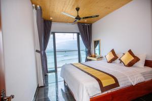 Căn Hộ Nhìn Ra Biển (Apartment with Sea View)