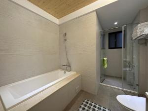 Phòng 4 Người Có Bồn Tắm (Quadruple Room with Bath)