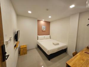 Phòng Tiêu Chuẩn Tòa 2 Giường Đôi Lớn Không Có Cửa Sổ (Building 2 Standard Queen Room without Window)