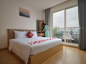 Phòng Đôi Hướng Hồ Có Ban Công (Lake View Double Room with Balcony)