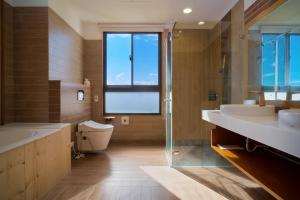 Phòng Deluxe Giường Đôi Với Ban Công và Tầm Nhìn Ra Biển (Deluxe Double Room with Balcony and Sea View)