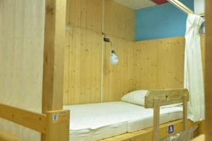 Giường trong Phòng ngủ tập thể Nữ 4 Người (Bed in 4-Bed Female Dormitory Room)