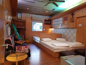 Phòng 4 Người Có Phòng Tắm Chung (Quadruple Room with Shared Bathroom)