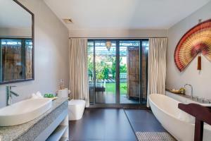 Suite Có Giường Cỡ King Nhìn Ra Hồ Bơi (King Suite with Pool View)