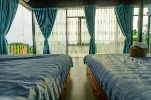 Phòng Gia Đình Nhìn Ra Hồ (Family Room with Lake View)