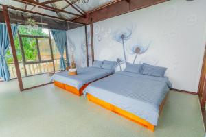 Phòng Gia Đình Nhìn Ra Hồ (Family Room with Lake View)