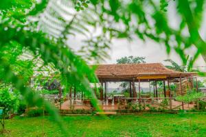 Phòng Gia Đình Nhìn Ra Hồ (Family Room with Lake View)