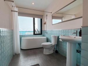 Phòng Giường Đôi có Ban công và Nhìn ra Biển (Double Room with Balcony and Sea View)
