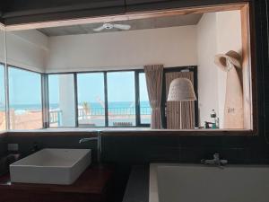 Phòng Deluxe Giường Đôi Với Ban Công và Tầm Nhìn Ra Biển (Deluxe Double Room with Balcony and Sea View)