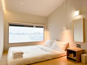 Phòng Hướng Cảng – Cấm Hút Thuốc (Harbor View Room - Non-Smoking)