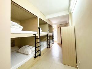 Giường Trong Phòng Ngủ Tập Thể 8 Giường (Bed in 8-Bed Dormitory Room)