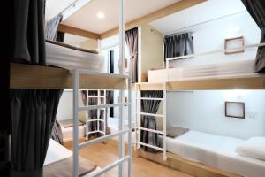 Giường Trong Phòng Nghỉ Tập Thể 8 Giường Cho Cả Nam Và Nữ (Bed in 8-Bed Mixed Dormitory Room)