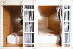 Giường Trong Phòng Nghỉ Tập Thể 8 Giường Cho Cả Nam Và Nữ (Bed in 8-Bed Mixed Dormitory Room)