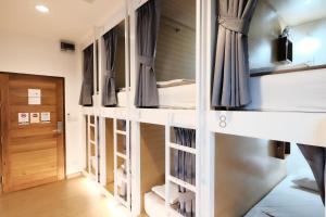 Giường Tầng Trong Phòng Ngủ Tập Thể Cho Nam Và Nữ (Bunk Bed in Mixed Dormitory Room)