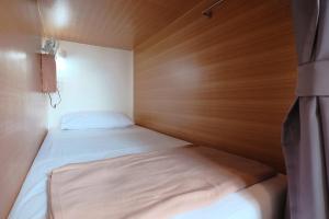 Giường Trong Phòng Nghỉ Tập Thể 8 Giường Cho Cả Nam Và Nữ (Bed in 8-Bed Mixed Dormitory Room)