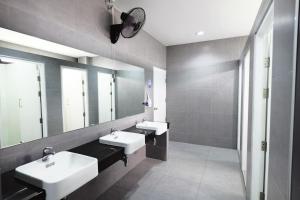 Giường Trong Phòng Nghỉ Tập Thể 8 Giường Cho Cả Nam Và Nữ (Bed in 8-Bed Mixed Dormitory Room)