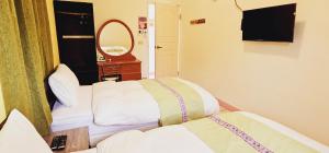 Phòng Giường Đôi/ 2 Giường Đơn với Phòng tắm Chung (Double or Twin Room with Shared Bathroom)