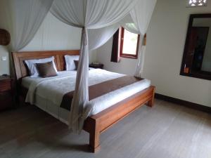 Nhà Nhỏ Hai Phòng Ngủ (Two-Bedroom Cottage)