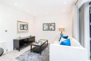 One-Bedroom Apartment room in Shopping Stop Mayfair Selfridges