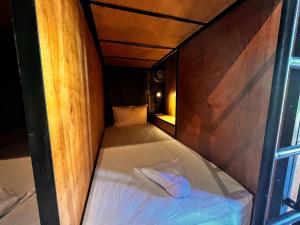 Giường Tầng Trong Phòng Ngủ Tập Thể Cho Nam (Bunk Bed in Male Dormitory Room )
