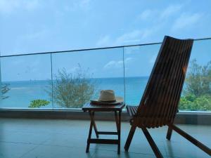 Phòng Deluxe Giường Đôi Với Ban Công và Tầm Nhìn Ra Biển (Deluxe Double Room with Balcony and Sea View)