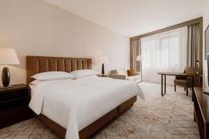 Deluxe, Larger Guest room, 1 King, Sofa bed room in Sheraton Poznan Hotel