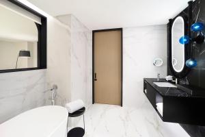 Club lounge access, Club Guest room, 2 Double, City view