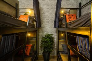 Phòng Tập Thể Chỉ Cho Nữ Có Giường Đơn (Female Only Dormitory Room with Single Bed)