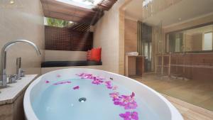 Phòng có giường King và bồn Jacuzzi (King Bed with Jacuzzi)