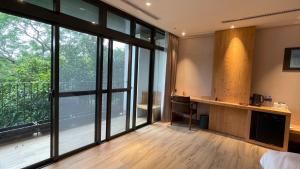 Phòng Giường Đôi Có Ban Công (Double Room with Balcony)