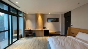 Phòng Giường Đôi Có Ban Công (Double Room with Balcony)
